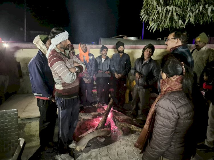 कड़ाके की ठंड में आधी रात प्रशासन सड़कों पर, कौंच पहुँचे जिलाधिकारी, रैन बसेरों से अलाव तक लिया जायजा