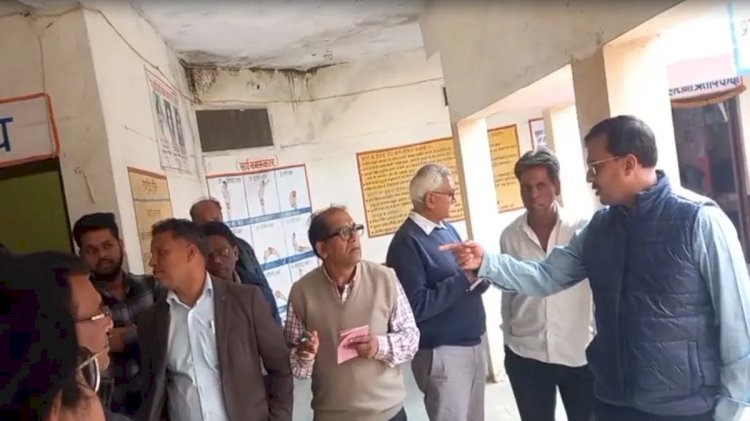 कलेक्टर ने आदिवासी हॉस्टल के अधीक्षक को दी धमकी, कहा- अभी 2 जूते मारूंगा,शीतलहर में बच्चों को छुट्टी देने पर भड़के