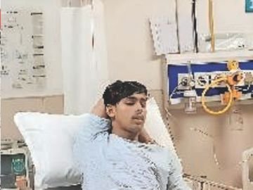 दिन-दहाड़े फायरिंग: युवको ने छात्र को घेरकर मारी गोली, जमीन पर गिराकर लात-घूसों से भी पीटा