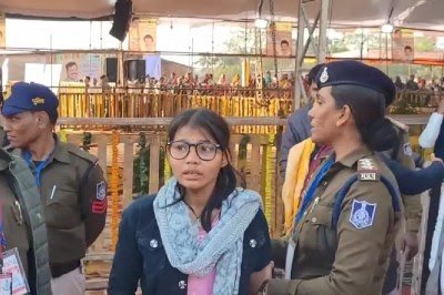 सीएम मोहन यादव से मिलने पहुंची छात्रा को पुलिस ने रोका तो फूट-फूटकर रोई,साहब मुझे डॉक्टर बनना है,मुख्यमंत्री ने लिया संज्ञान