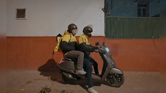 सांसद राघव चड्ढा एक दिन के लिए बने Blinkit डिलीवरी बॉय  :ठंड में लोगों के घर पहुंचाया सामान; कहा- बोर्डरूम से दूर, मैंने उनका दिन जिया