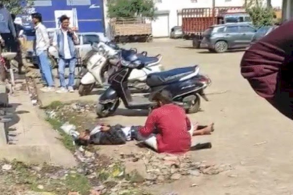 मनचले की गुंडागर्दी: छात्रा को धमकाया, एसिड अटैक की चेतावनी; कॉलेज गेट पर छात्र की पिटाई किया अधमरा