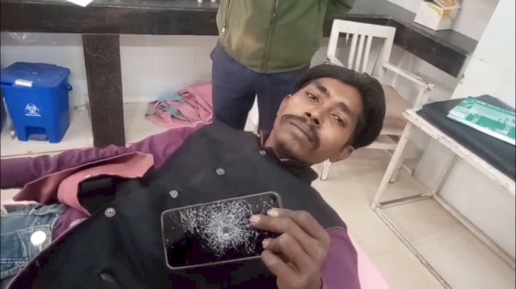 दिनदहाड़े फायरिंग,जेब में रखे मोबाइल पर लगी गोली, बच गई जान:युवक के पैर में मामूली चोट आई; आरोपी हवाई फायरिंग कर भाग निकले