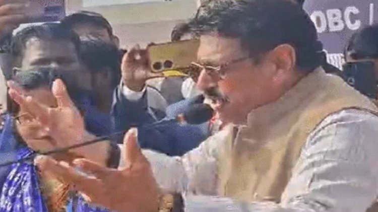 कथावाचकों को लेकर पूर्व MLA आरडी प्रजापति का विवादित बयान , बोले- जूतों की माला पहनाकर नंगा घुमाया जाए, बहन-बेटियों पर भी आपत्तिजनक टिप्पणी