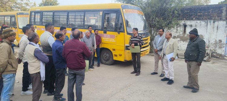 एआरटीओ ने स्कूल वाहन चालकों व परिचालकों को यातायात नियमों का दिया प्रशिक्षण, सुरक्षित परिवहन पर किया जागरूक