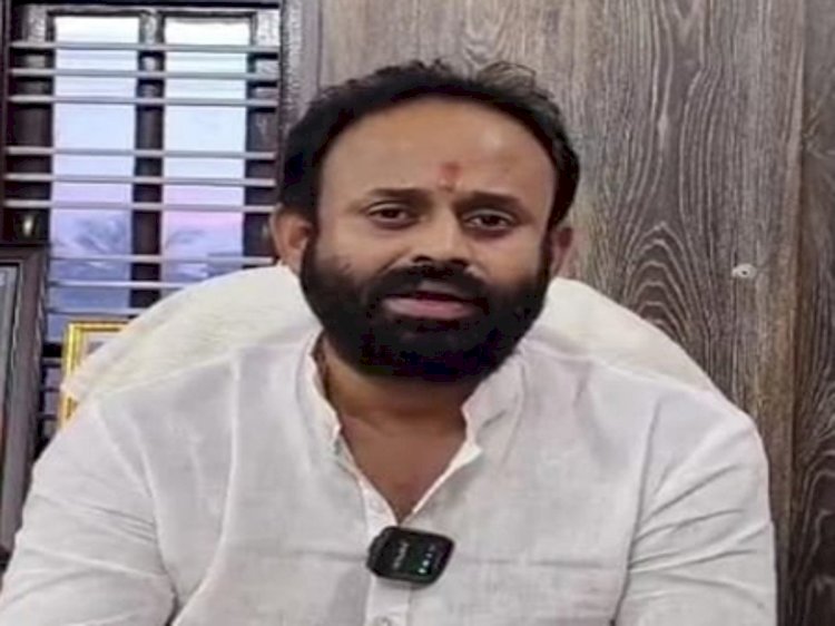 दिग्गज नेता को कांग्रेस ने दिखाया बाहर का रास्ता,महिला अधिकारी को धमकी और दुर्व्यवहार का मामला