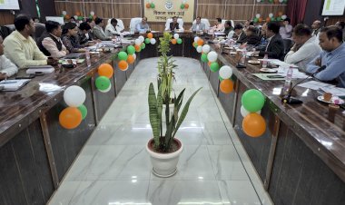 स्वास्थ्य सेवाओं की प्रगति पर डीएम ने दिए निर्देश, खराब प्रदर्शन पर एक दिन का वेतन रोका