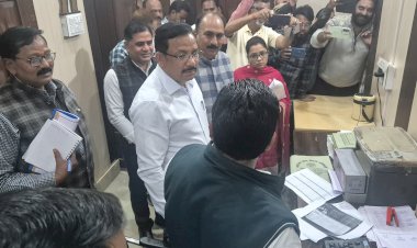 उरई में डीएम राजेश कुमार पाण्डेय का सख्त एक्शन: 700 छूटे मकान कर दायरे में लाने के निर्देश, अधूरे कार्य समयबद्ध पूरे करें—देरी पर 10% एलडी क्लॉज लागू