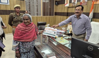 जिलाधिकारी राजेश कुमार पाण्डेयकी संवेदनशील पहल: जनसुनवाई में 77 वर्षीय महिला को आयुष्मान कार्ड व रेड क्रॉस से श्रवण यंत्र, पात्रों को योजनाओं से जोड़ने के सख्त निर्देश