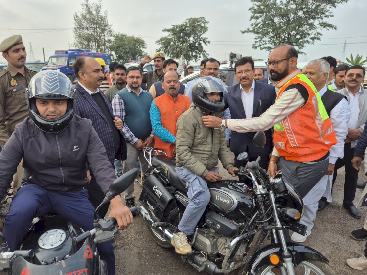 आटा टोल प्लाजा पर 37वें राष्ट्रीय सड़क सुरक्षा माह का समापन, डीएम ने दिलाई यातायात नियमों के पालन की शपथ