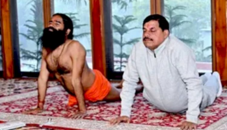 CM मोहन यादव का जबरदस्त शीर्षासन, योग में बाबा रामदेव भी पीछे? मंच पर देख लोग रह गए दंग ; BJP प्रदेश अध्यक्ष का सांसदों से संवाद
