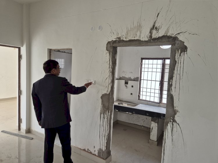 4 करोड़ के ट्रांजिट हॉस्टल में बड़ा खेल! DM के औचक निरीक्षण में खुली UP सिडको की पोल, छत काटकर लाइट फिटिंग; 10% LD लगाने के निर्देश