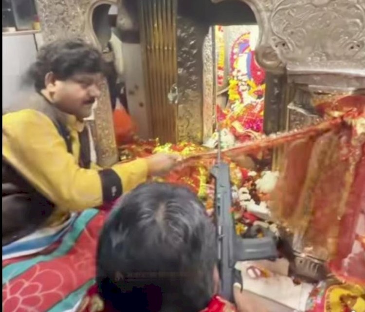 मैहर  शारदा मंदिर में बंदूक लेकर गए राजा भैया:बाहुबली नेता का शक्ति प्रदर्शन, प्रतिबंध के बावजूद गर्भगृह तक पहुंचे हथियार