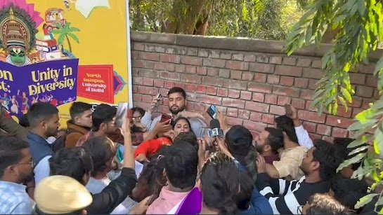 महिला पत्रकार की जाति पूंछ हुई मारपीट,यूजीसी के नियमों को लेकर दिल्ली विश्वविद्यालय में बवाल, थाना पहुंचा मामला- FIR दर्ज