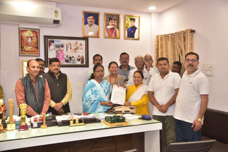 दद्दाजी के संकल्प को आगे बढ़ाते हुए 137वां सवा करोड़ पार्थिव शिवलिंग महाअनुष्ठान: शिष्य मंडल की महापौर मालती राय से भेंट, व्यवस्थाओं पर विस्तृत चर्चा