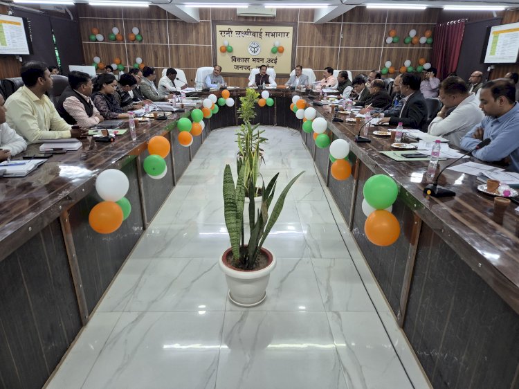 स्वास्थ्य सेवाओं की प्रगति पर डीएम ने दिए निर्देश, खराब प्रदर्शन पर एक दिन का वेतन रोका