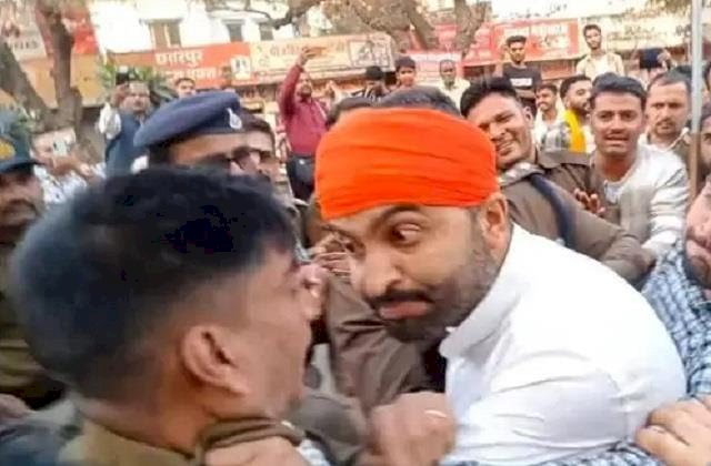 छतरपुर में BJP युवा मोर्चा जिलाध्यक्ष नीरज चतुर्वेदी ने पकड़ी पुलिसकर्मी की कॉलर : फिर नेताजी बोले- अनजाने में हुआ, वर्दी का सम्मान करते हैं