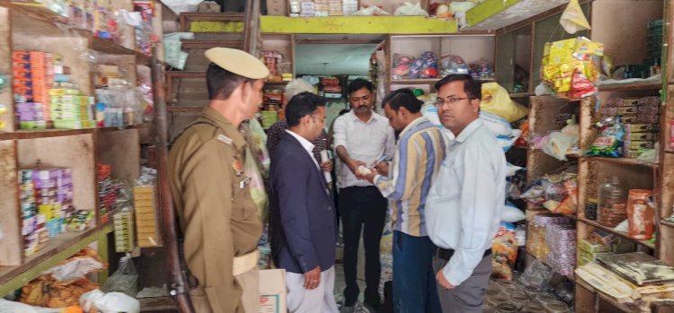 त्योहारों पर मिलावटखोरों पर कसा शिकंजा: कालपी में किशमिश, बेसन, कचरी और गुझिया के सैंपल सीज