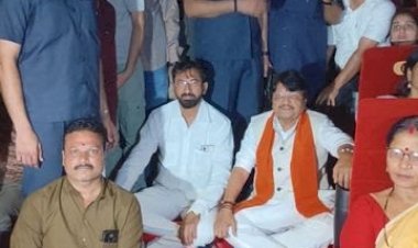 सीट फुल तो जमीन ही सही! मंत्री कैलाश विजयवर्गीय ने नीचे बैठकर देखी ‘शतक’ : आरएसएस की 100 वर्षीय यात्रा पर आधारित फिल्म