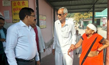 डीएम ने किया जिला अस्पताल का औचक निरीक्षण,मरीजों को समय पर स्वास्थ्य सेवाएं देने के दिए सख्त निर्देश