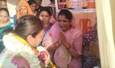 प्रियदर्शिनी सिंधिया ने लगवाई मेहंदी,मातृशक्ति सम्मेलन में  जोरदार स्वागत, स्व-सहायता समूह की इको-फ्रेंडली पहल बनी आकर्षण