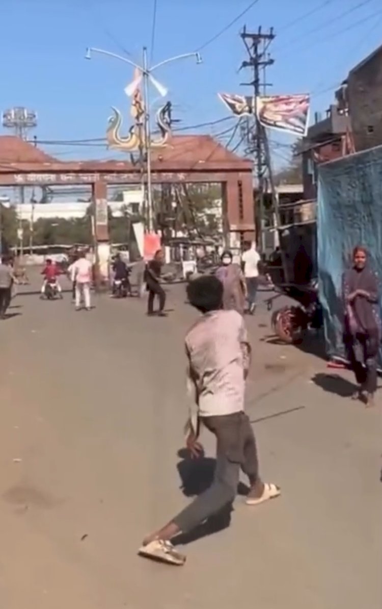 थाने से चंद कदम दूर मंडीदीप में तलवारें चलीं, युवक पर लाठी-डंडों से हमला; बाजार में दहशत