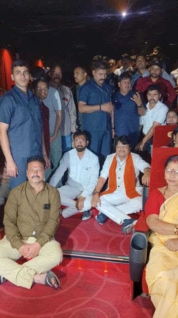 सीट फुल तो जमीन ही सही! मंत्री कैलाश विजयवर्गीय ने नीचे बैठकर देखी ‘शतक’ : आरएसएस की 100 वर्षीय यात्रा पर आधारित फिल्म