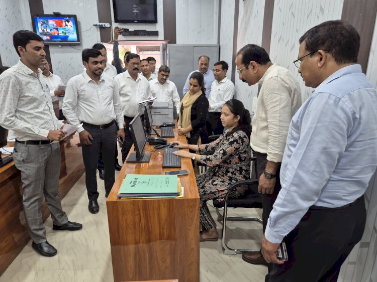 मंडलायुक्त ने कलेक्ट्रेट के विभिन्न पटलों का किया औचक निरीक्षण,   अभिलेखों के सुव्यवस्थित संधारण, जनशिकायतों के पारदर्शी निस्तारण व ई-ऑफिस व्यवस्था को प्रभावी बनाने के दिए निर्देश
