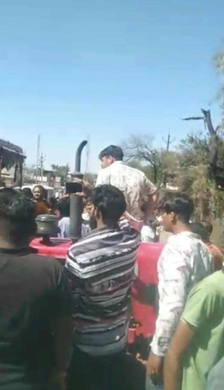 मस्जिद के पास साउंड बजाने को लेकर शुरू हुआ विवाद, दो युवकों से मारपीट के बाद भड़का आक्रोश; विरोध में ग्रामीणों ने सीहोर-कालापीपल रोड जाम किया