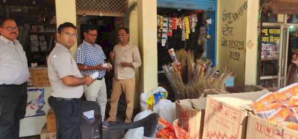 नवरात्र में मिलावटखोरों पर शिकंजा: जालौन में खाद्य विभाग की ताबड़तोड़ कार्रवाई, कई प्रतिष्ठानों से लिए नमूने