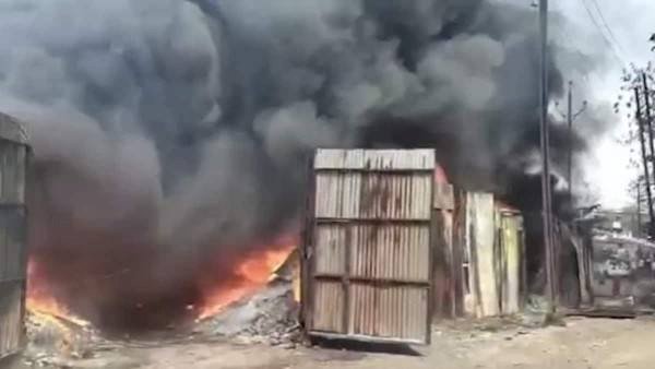 सांवेर रोड पर स्क्रैप गोदाम में भीषण आग, भारी मात्रा में प्लास्टिक स्क्रैप,कई किमी दूर से नजर आ रहा धुएं का गुबार, कई महिलाओं की बिगड़ी तबियत