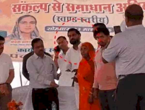 मंत्री नहीं पहुंचे तो बेटे को बना दिया चीफ गेस्ट: बंटवाए प्रमाण-पत्र; कांग्रेस बोली- प्रशासन करा रहा लॉन्चिंग,भिंड में सरकारी कार्यक्रम पर उठा विवाद