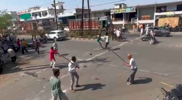 जमीन विवाद ने लिया हिंसक रूप, बीच सड़क लाठी-डंडों से मारपीट का वीडियो वायरल