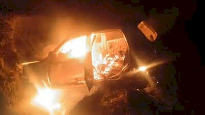 आग का गोला बनी बेकाबू कार, 3 जिंदा जले: दो गंभीर रूप से घायल, राहगीरों ने 8 साल की बच्ची को बचाया