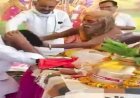 BJP विधायक पर संत सीताराम बाबा ने बरसा दिए घूंसे; माला भी फेंकी-भागवत कथा में आशीर्वाद लेने पहुंचे  थे नेताजी