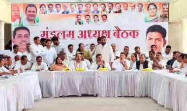 जीतू पटवारी की किरकिरी-कांग्रेस दफ्तर में खुला असंतोष: बैठक में ही घिरे  प्रदेश अध्यक्ष , कार्यकर्ता बोला- आप अपने लोगों से ही मिलते हैं