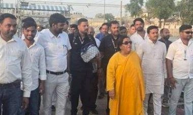 चलती ट्रेन में चढ़ीं उमा भारती, समय से पहले रवाना होने पर उठे सवाल-झांसी रेलवे स्टेशन पर बड़ा हादसा टला, रेल व्यवस्था पर उठे गंभीर सवाल