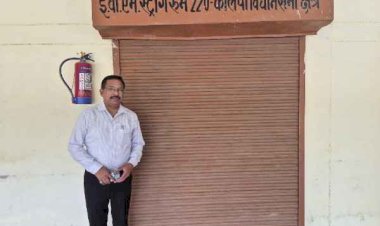 ईवीएम-वीवीपैट वेयरहाउस का डीएम ने किया औचक निरीक्षण, सुरक्षा व पारदर्शिता पर विशेष फोकस, सीसीटीवी मॉनिटरिंग सिस्टम की बारीकी से जांच, लॉग-बुक में दर्ज की निरीक्षण टिप्पणी