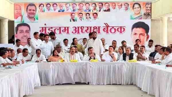 जीतू पटवारी की किरकिरी-कांग्रेस दफ्तर में खुला असंतोष: बैठक में ही घिरे  प्रदेश अध्यक्ष , कार्यकर्ता बोला- आप अपने लोगों से ही मिलते हैं