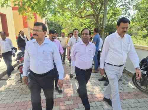 केंद्रीय विद्यालय की सौगात से जालौन में शिक्षा का नया उत्साह, प्रवेश को उमड़े अभिभावक-डीएम ने किया निरीक्षण, बेहतर शिक्षण व्यवस्था के लिए सीसीटीवी व हेल्प डेस्क के निर्देश