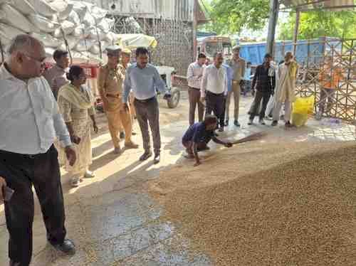 गेहूं खरीद में बाधा बर्दाश्त नहीं, डीएम का सख्त रुख—किसानों से सीधे संवाद कर दिए त्वरित निर्देश- बोरा कमी पर तुरंत एक्शन, क्रय केंद्रों पर पर्याप्त व्यवस्था सुनिश्चित करने के आदेश