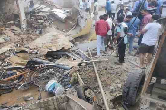 मंजिला लॉज ढही, मलबे में दबे कई लोग: बगल में चल रहे निर्माण पर उठे सवाल, अनूपपुर SP ने दी जानकारी