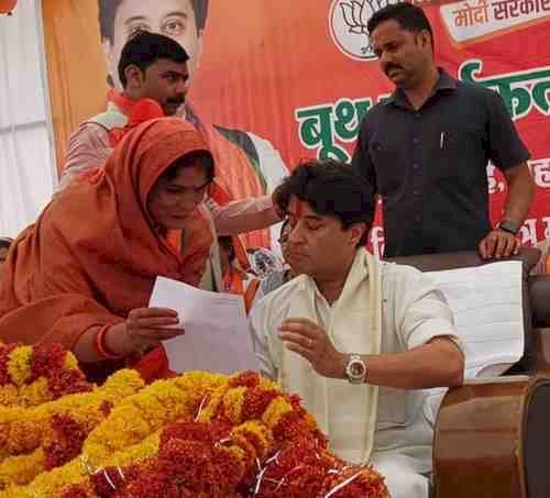 पिपरई के विकास को लेकर महिला मोर्चा अध्यक्ष रजनी सोलंकी ने केंद्रीय मंत्री सिंधिया को सौंपा 17 सूत्रीय मांग पत्र, कोर्ट, बैंक, रेलवे, स्वास्थ्य और सड़क सहित कई अहम मांगें उठाईं