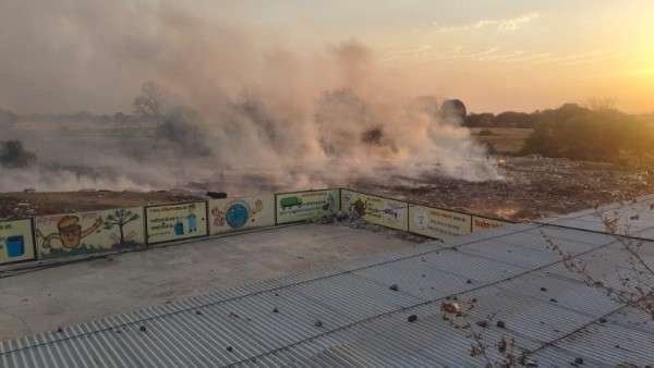 स्वच्छ भारत के दावों की बरेली में खुली पोल: श्मशान के पास जल रहा कचरा, जहरीले धुएँ में घुट रही सांसें