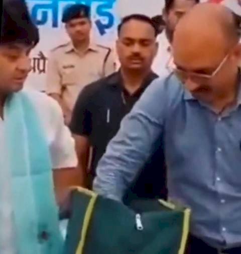 कलेक्टर पर भड़के केंद्रीय मंत्री ज्योतिरादित्य सिंधिया, जनसुनवाई में लगाई सख्त फटकार:बोले -“ये कागज नहीं, लोगों की उम्मीदें हैं”