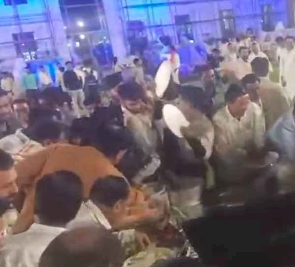 केंद्रीय मंत्री सिंधिया की सभा में खाने की लूट, पहले प्लेटें लूटी फिर काजू बादाम पर टूट पड़े पार्टी के कार्यकर्ता,वीडियो अब सोशल मीडिया पर तेजी से वायरल हो रहा