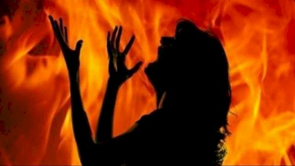 9वीं की छात्रा ने खुद को लगाई आग-छेड़छाड़ और धमकियों से टूटी हिम्मत:FIR कराकर पिता लौटे तो आरोपियों ने घर के पास घेरकर पीटा, इससे सहम गई..