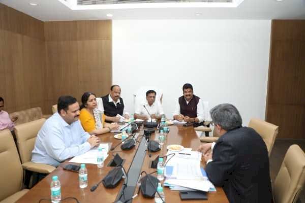 गैस सप्लाई को लेकर सख्ती: जिला-तहसील तक कमर्शियल सिलेंडर उपलब्ध कराने के निर्देश, कालाबाजारी पर कड़ी कार्रवाई