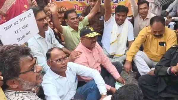 शिक्षकों का आक्रोश : सड़कों पर उतरे शिक्षक, DPI का घेराव—‘परीक्षा रद्द करो’ की गूंज से गरमाया प्रदेश