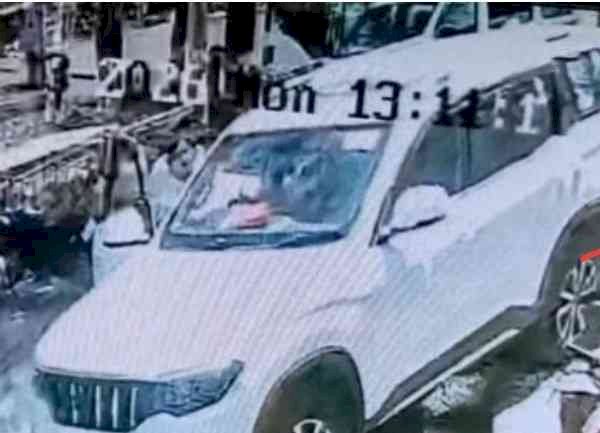 BJP विधायक बृजबिहारी की बेटी ने युवक पर बरसाए जूते, घटना CCTV में कैद, सत्ता का रौब या गुस्सा?